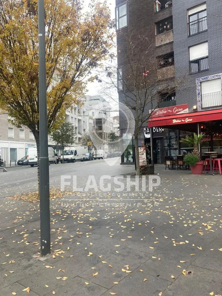 Retail in Asnières-sur-Seine for lease Building Photo- Image 1 of 3