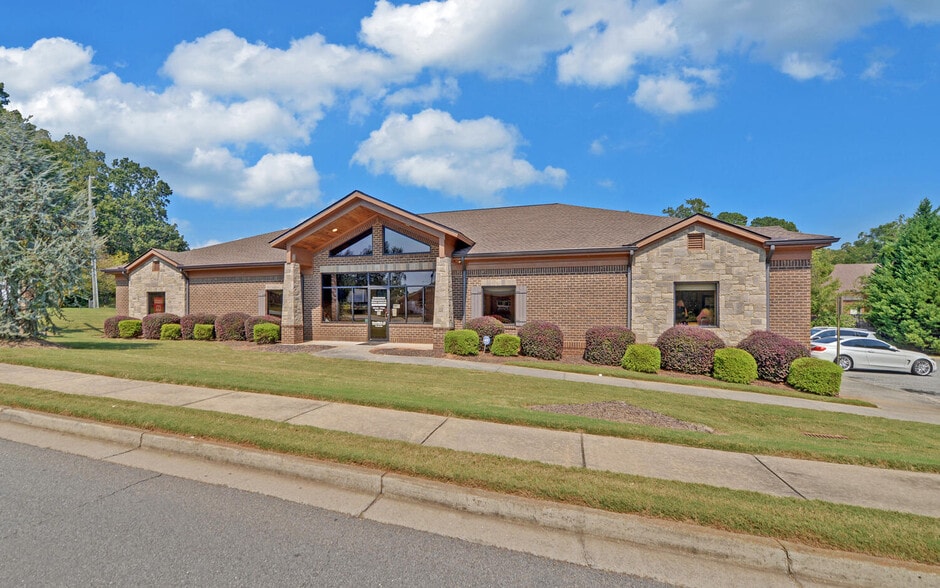 299 N Broad St, Winder, GA 30680