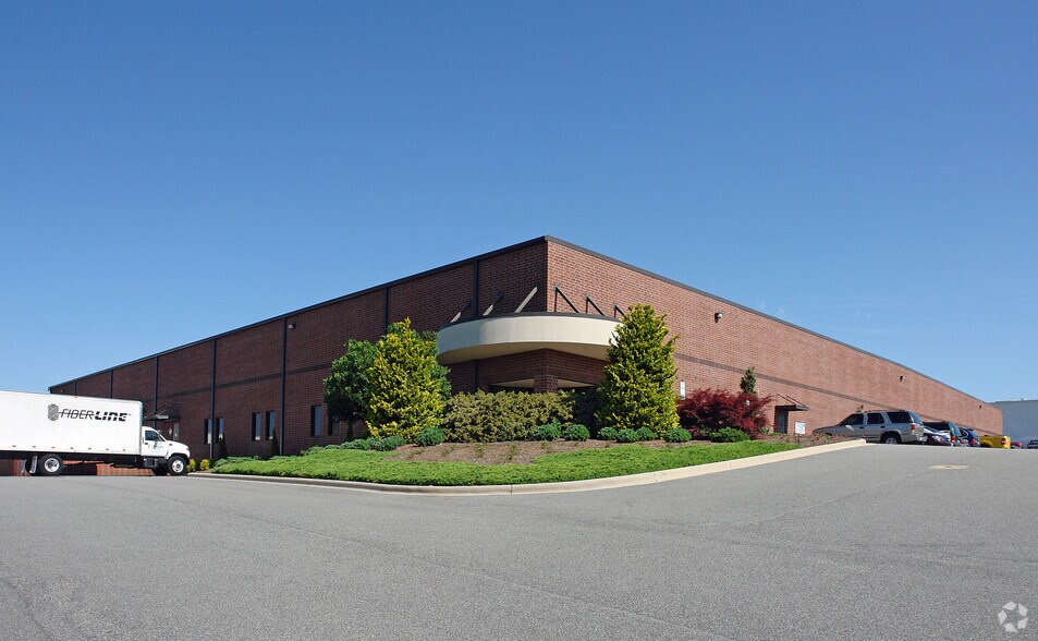 280 Performance Dr, Hickory, NC 28602