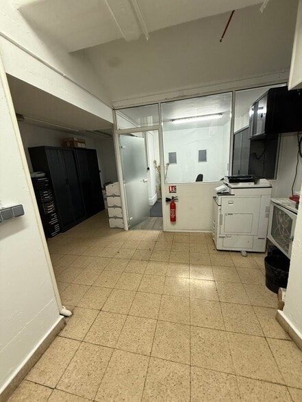 Retail in Paris for lease - Building Photo - Image 3 of 6