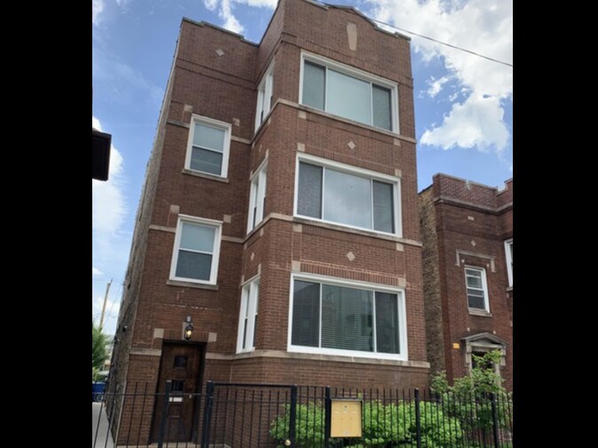 2439 W Foster Ave, Chicago, IL 60625