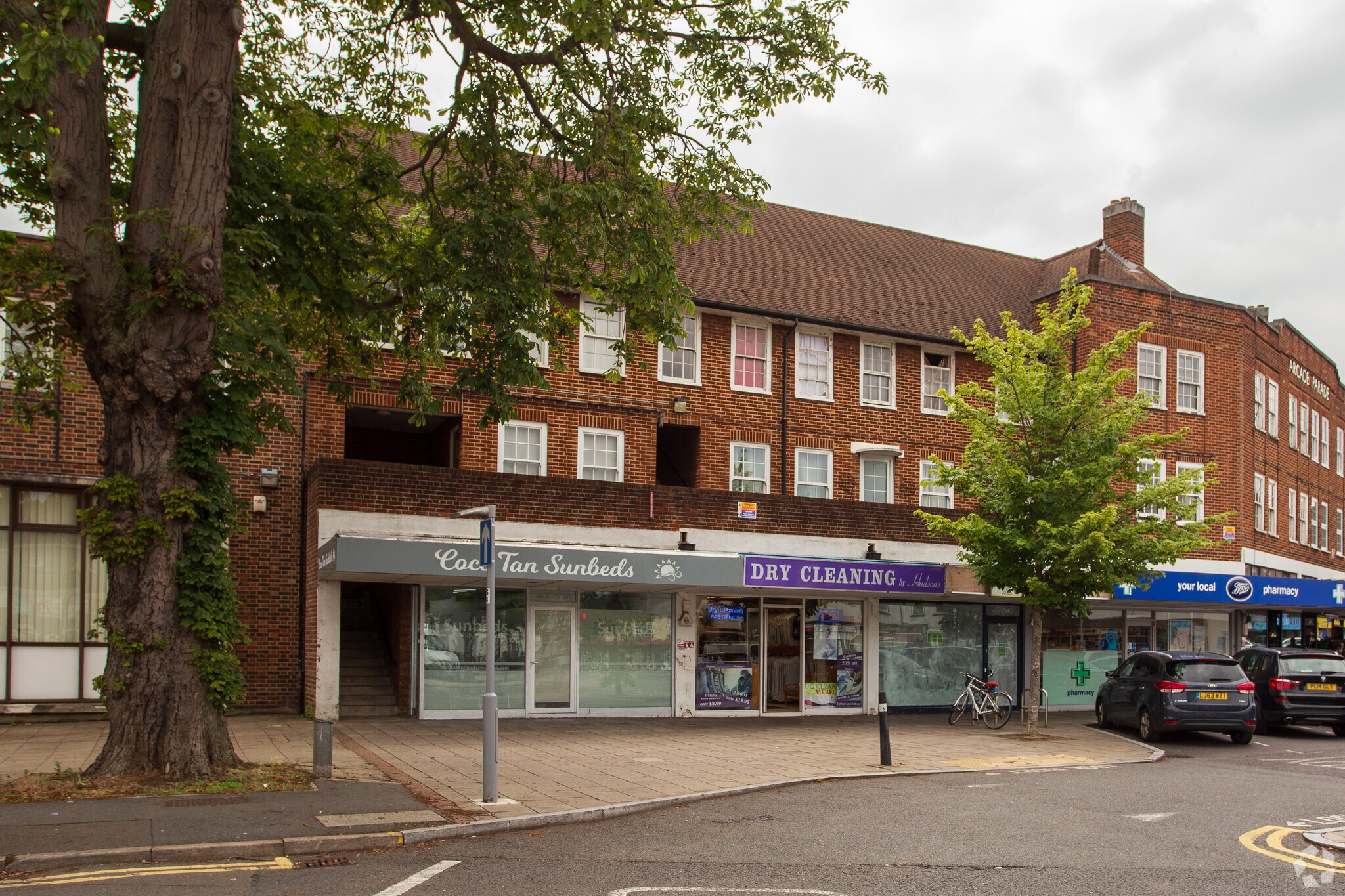 1-6 Elm Rd, Chessington for lease Primary Photo- Image 1 of 4