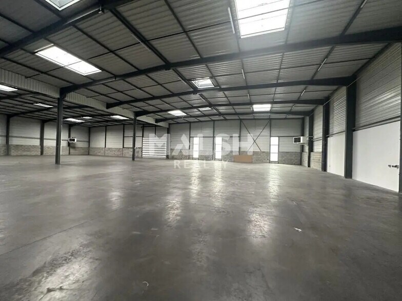 Office in Saint-Priest for lease - Interior Photo - Image 1 of 12