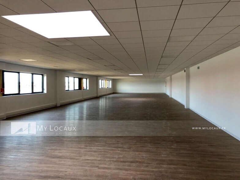 Industrial in Louvres for lease - Interior Photo - Image 3 of 5