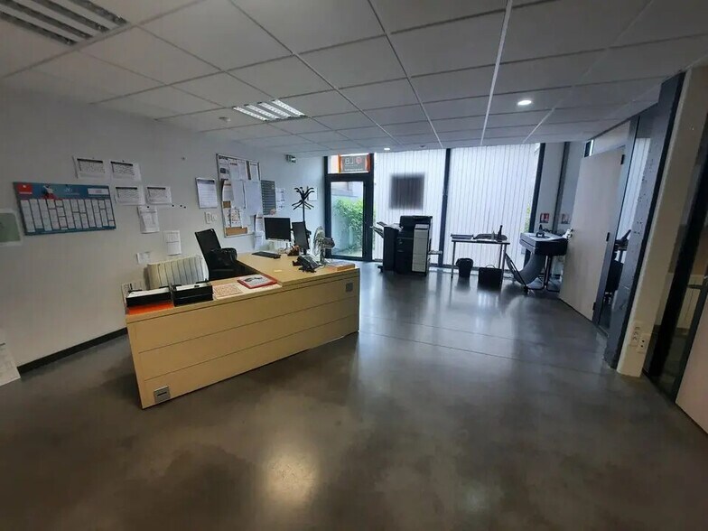 Office in Le Petit-Quevilly for lease - Interior Photo - Image 2 of 11