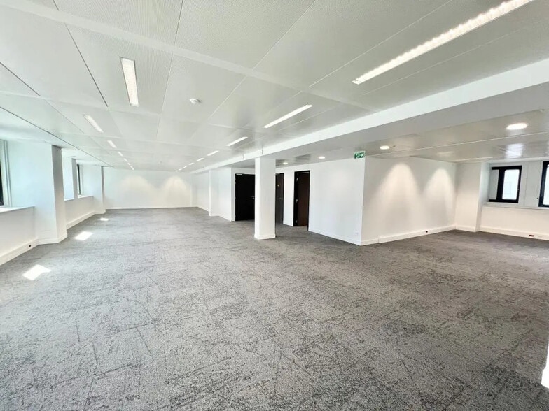 Office in Issy-les-Moulineaux for lease - Building Photo - Image 1 of 8