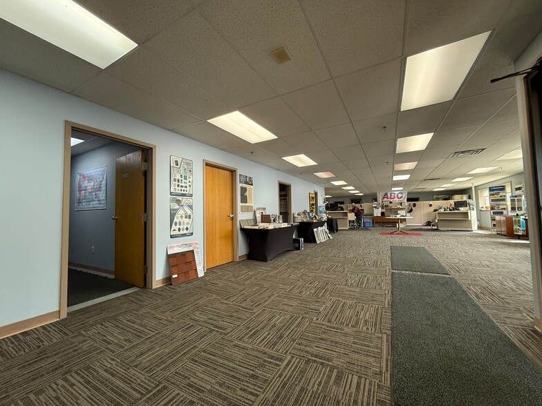 402 Boyer Cir, Williston, VT for lease - Interior Photo - Image 3 of 4