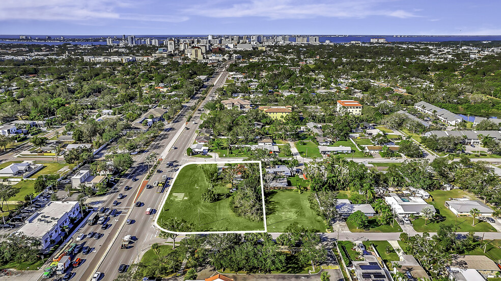 128 N Briggs Ave, Sarasota, FL for sale - Aerial - Image 1 of 7