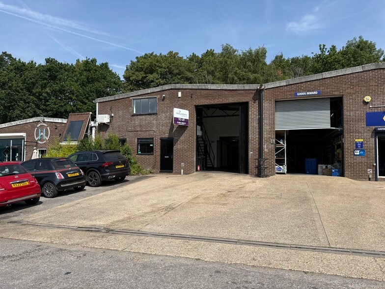Unit 11 Station Rd, Pulborough for lease - Building Photo - Image 2 of 14