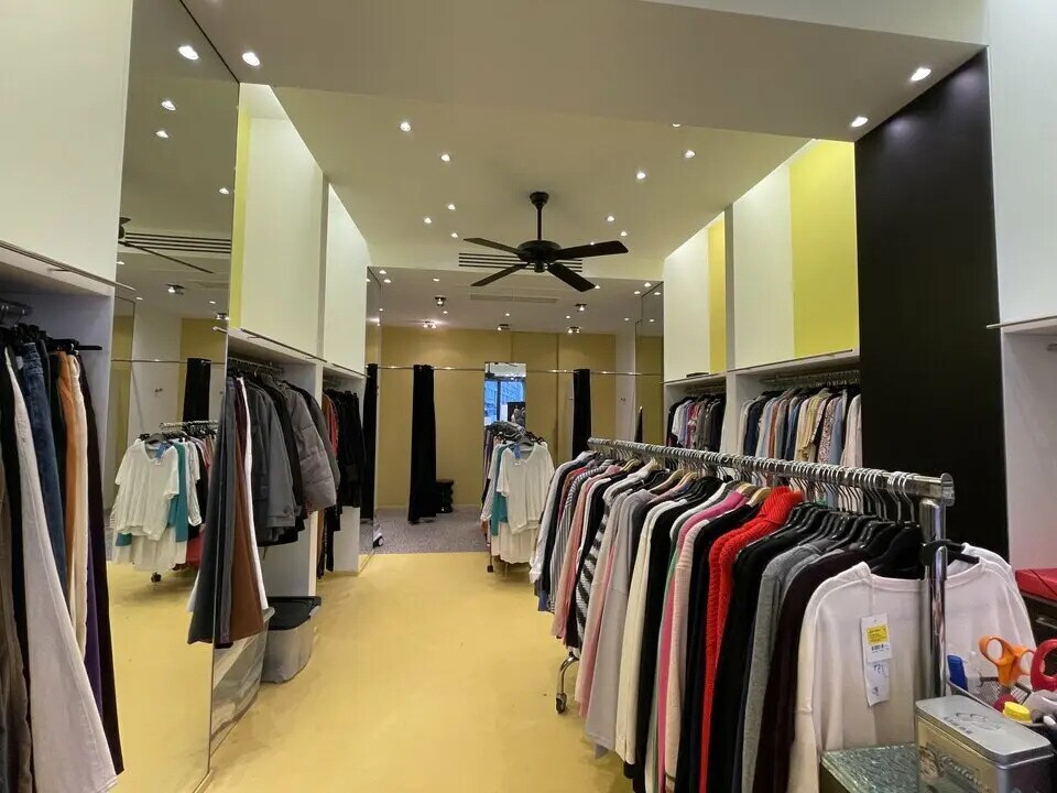 Retail in Lorient for lease Interior Photo- Image 1 of 3