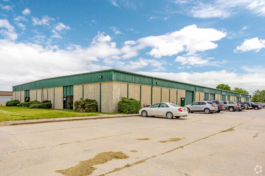 1717-5765 NE 58th Ave, Des Moines, IA for lease - Primary Photo - Image 2 of 24