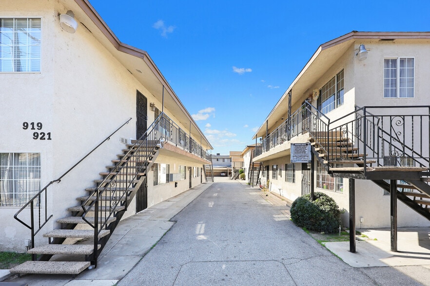 919-921 Carob Way, Montebello, CA for sale - Building Photo - Image 3 of 22