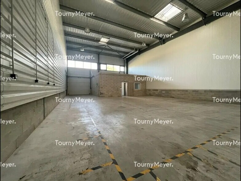 Flex in Vendargues for lease - Interior Photo - Image 1 of 12