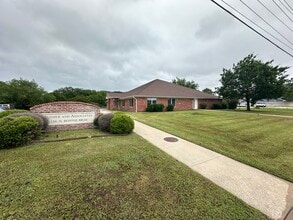 1156 N Bonnie Brae St, Denton, TX for sale Interior Photo- Image 2 of 18