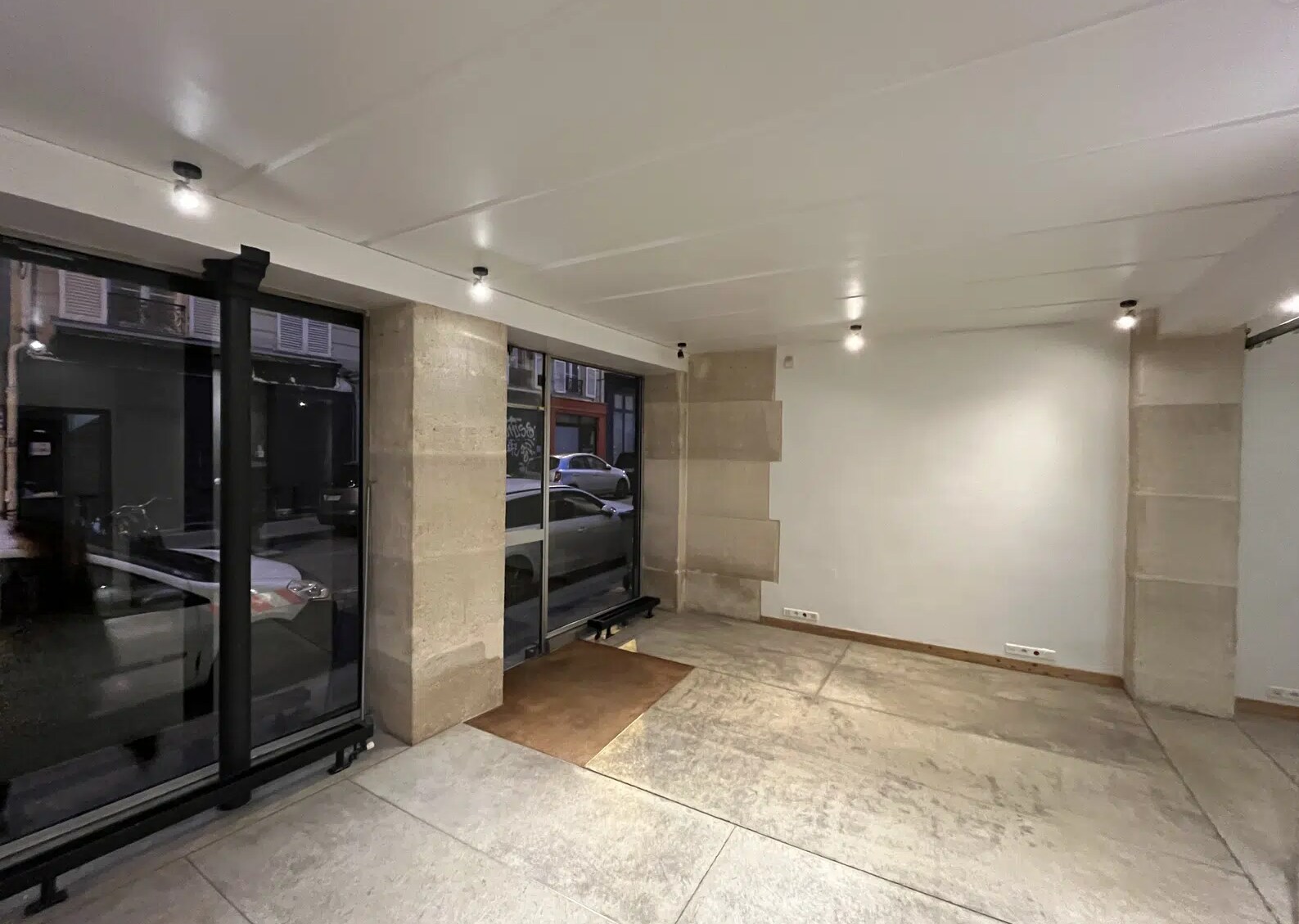 27 Rue Véron, Paris for lease Interior Photo- Image 1 of 6