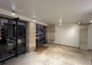 27 Rue Véron, Paris for lease Interior Photo- Image 1 of 6