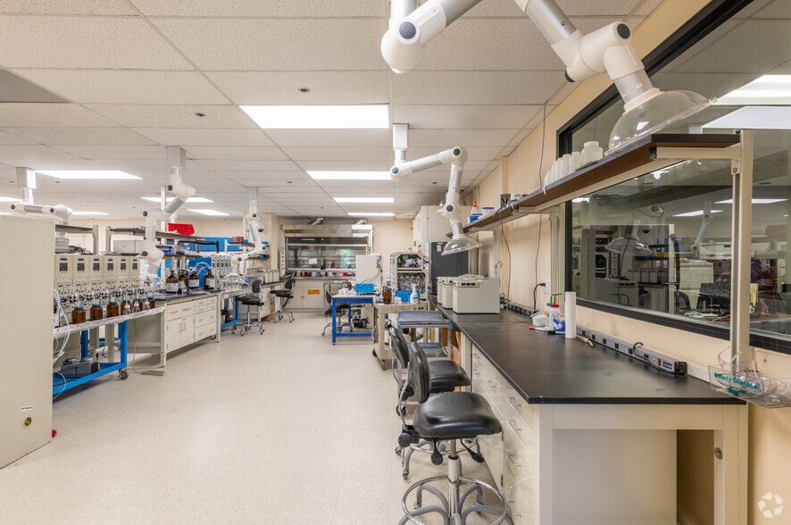 900 Technology Park Dr, Billerica, MA for lease - Interior Photo - Image 3 of 16