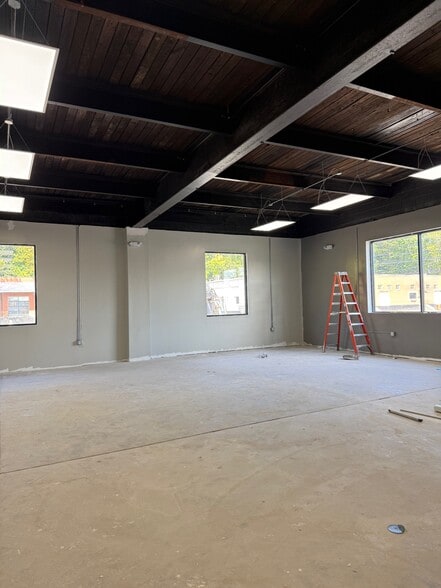 635 New Park Ave, West Hartford, CT for lease - Building Photo - Image 3 of 24