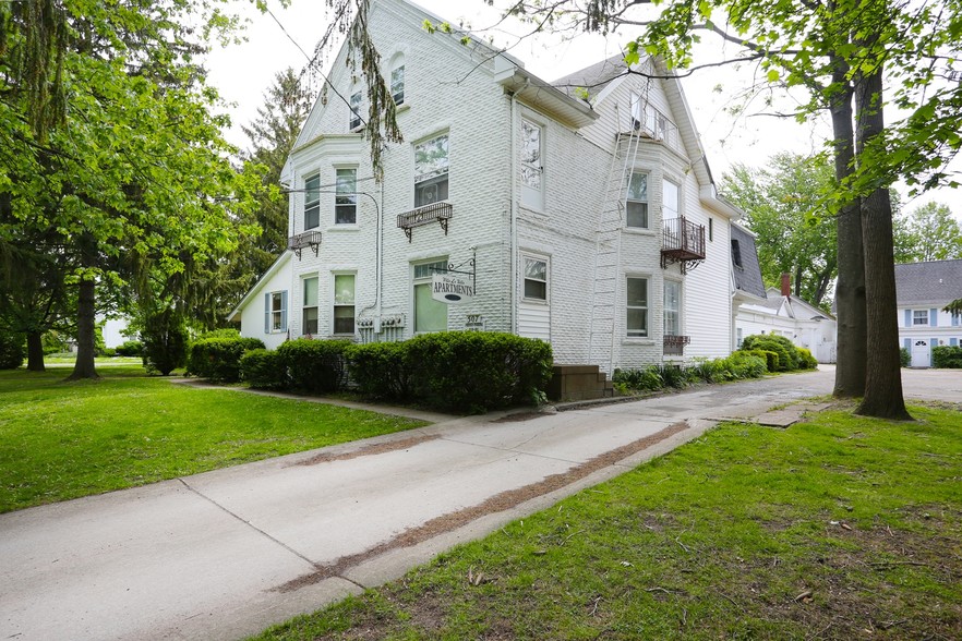 507 Center St W, Medina, NY for sale - Building Photo - Image 1 of 1