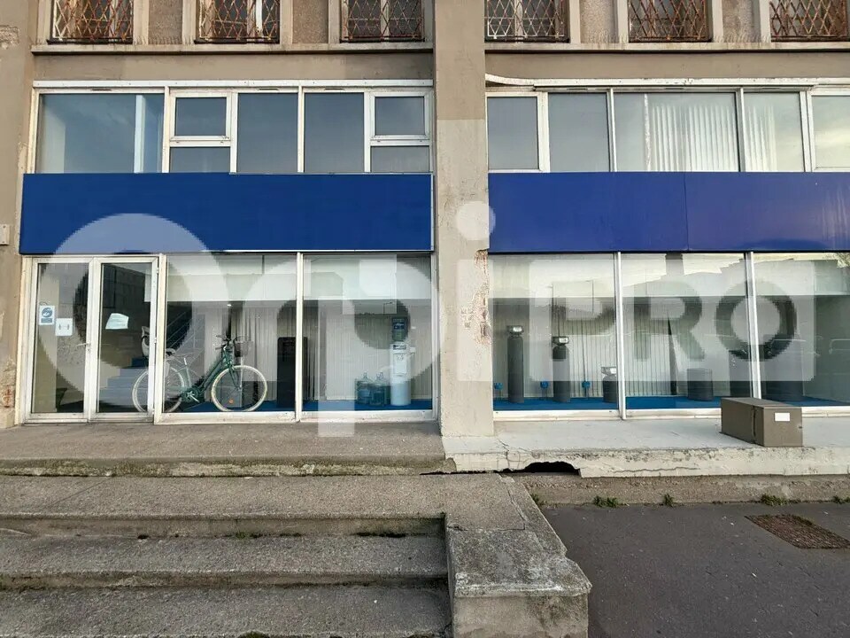 Retail in Le Havre for lease Building Photo- Image 1 of 13