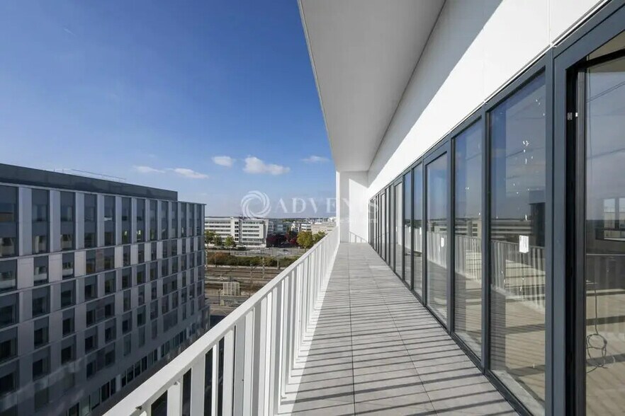 Office in Montigny-le-Bretonneux for sale - Building Photo - Image 3 of 10