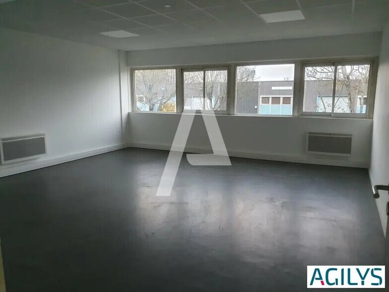 Flex in Torcy for lease - Interior Photo - Image 2 of 4