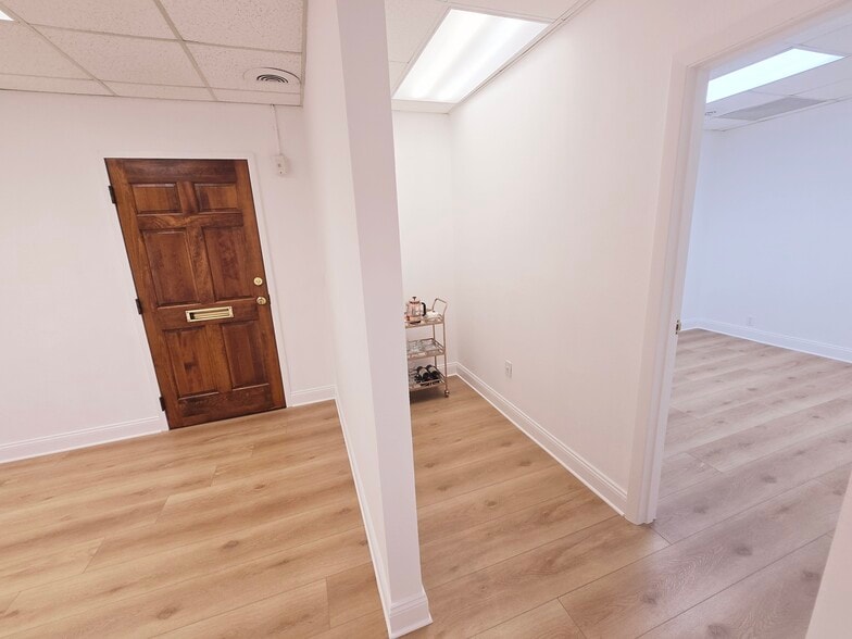 155-157 E New England Ave, Winter Park, FL for sale - Interior Photo - Image 2 of 18