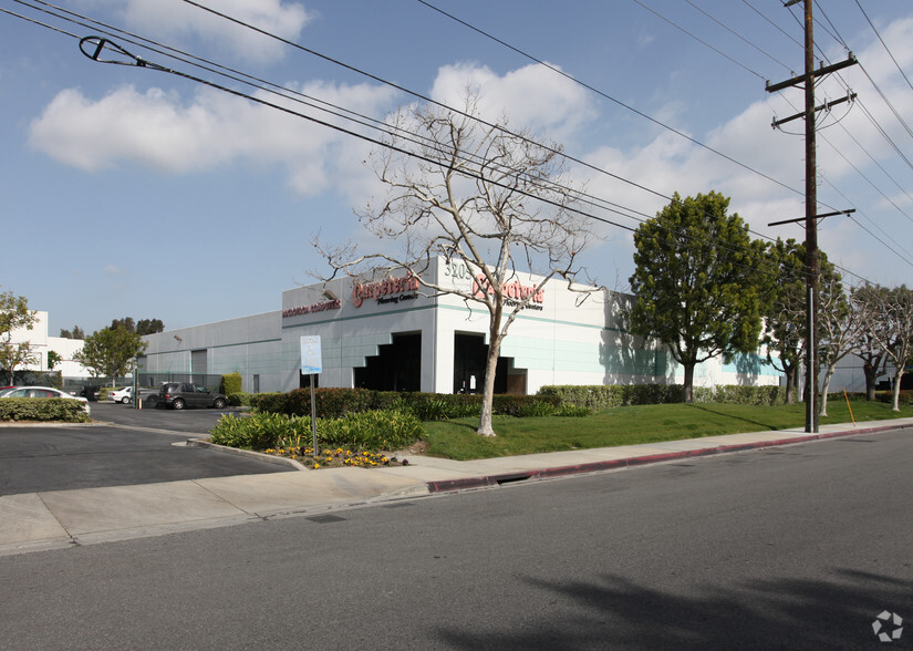 3205 Pomona Blvd, Pomona, CA for lease - Primary Photo - Image 2 of 39