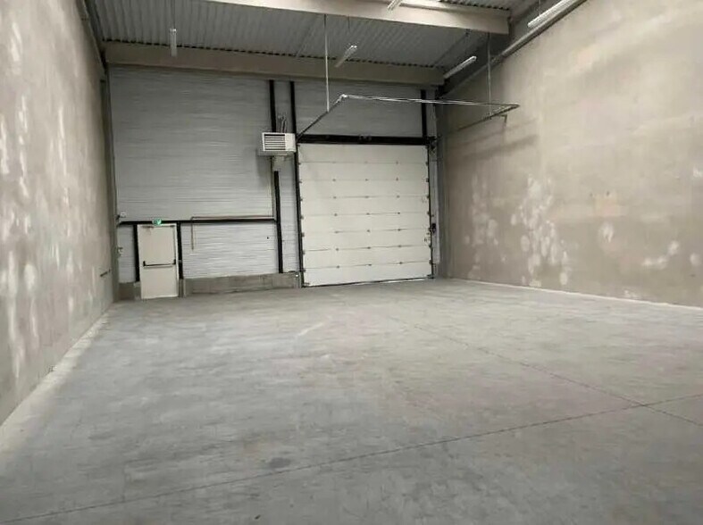 Flex in Saint-Quentin-Fallavier for lease - Interior Photo - Image 2 of 9