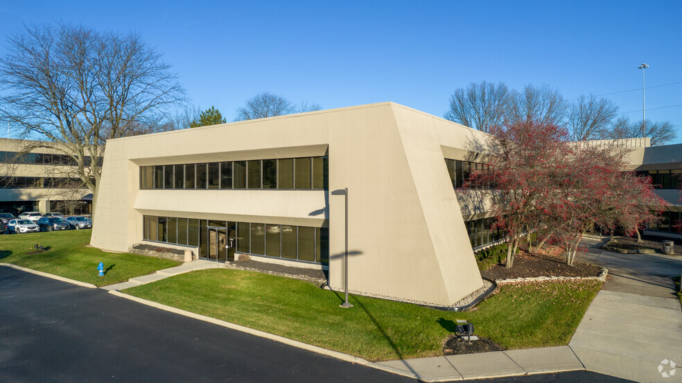 250 E Wilson Bridge Rd, Worthington, OH for lease - Building Photo - Image 1 of 17