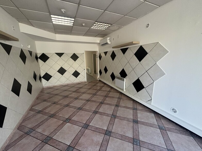 Retail in Bollene for lease - Interior Photo - Image 2 of 4