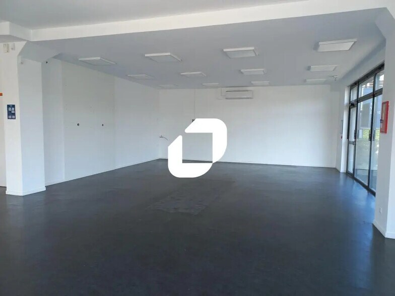 16 Rue Des Champs, Villeneuve-d'Ascq for lease - Interior Photo - Image 3 of 13