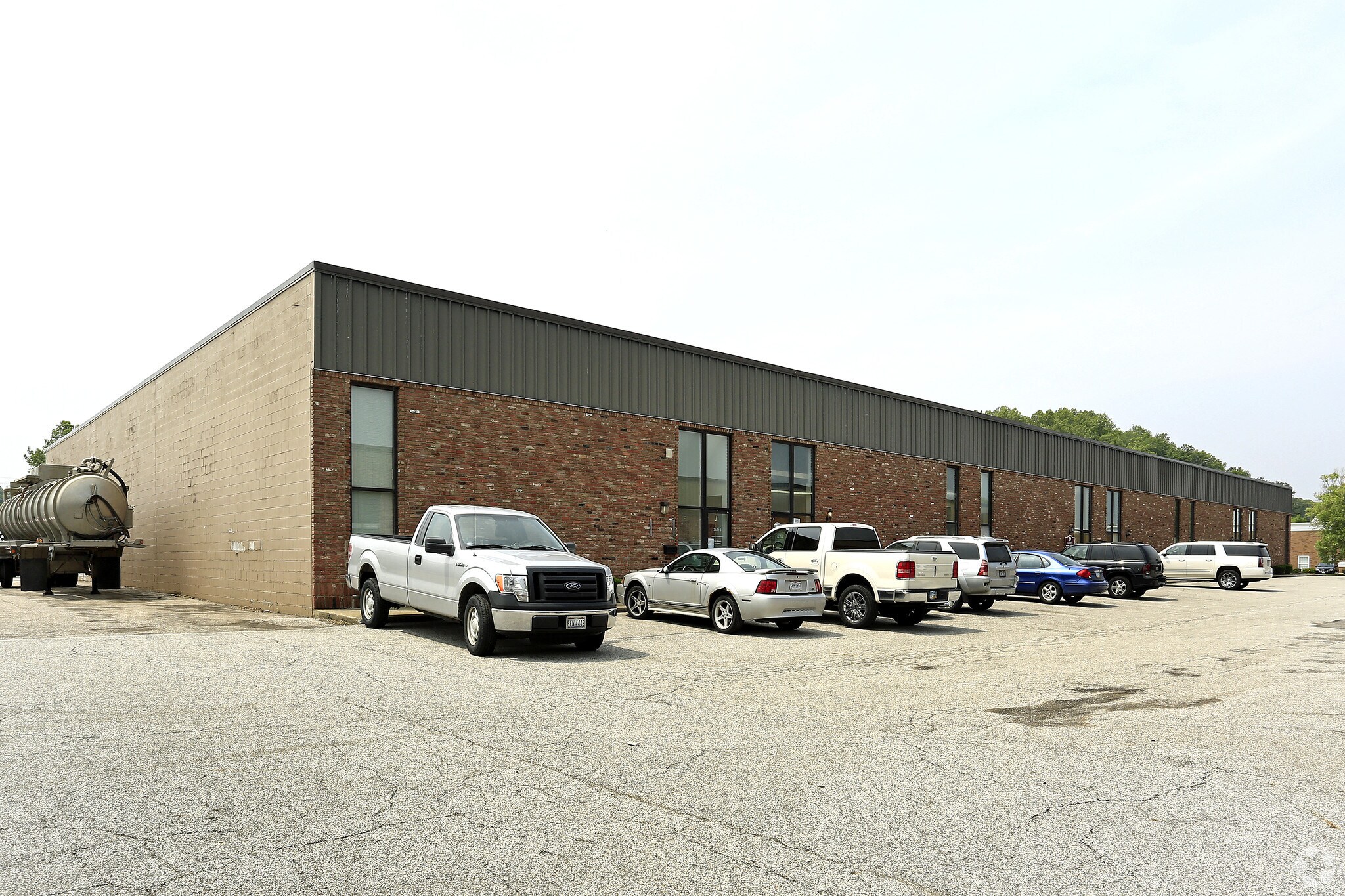 6111 Carey Dr, Valley View, OH for sale Primary Photo- Image 1 of 1