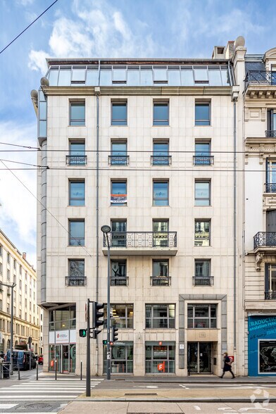 Retail in Lyon for lease - Building Photo - Image 2 of 3