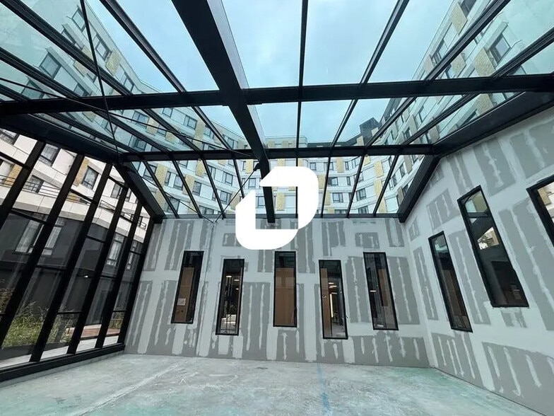 Retail in Nanterre for lease - Building Photo - Image 3 of 24