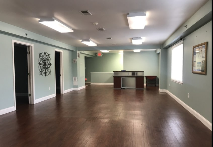 2940 Dekalb Pike, Norristown, PA for sale - Interior Photo - Image 2 of 30