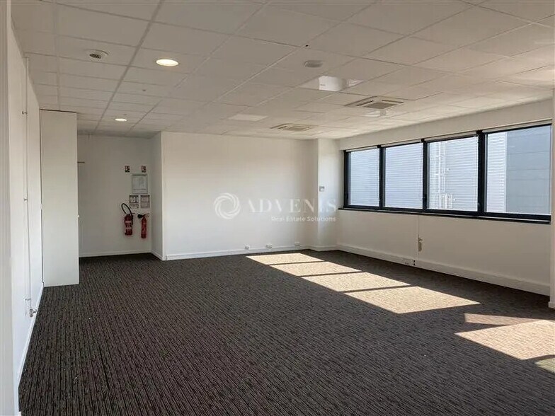 Office in Meyzieu for lease - Building Photo - Image 2 of 5