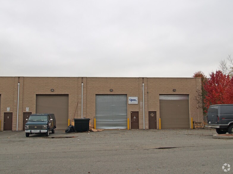 16 Brienna Ct, Staten Island, NY for sale - Primary Photo - Image 1 of 1