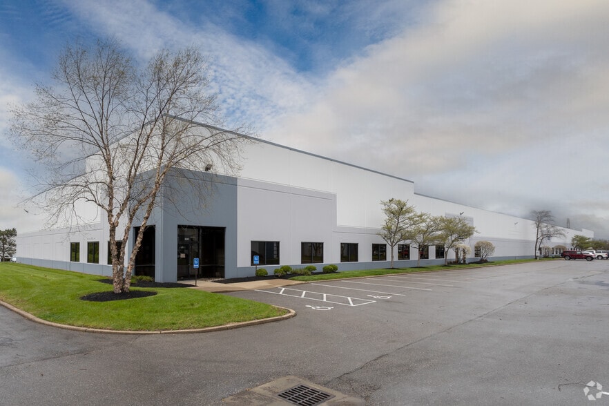 1825 Airport Exchange Blvd, Erlanger, KY for lease - Building Photo - Image 2 of 5