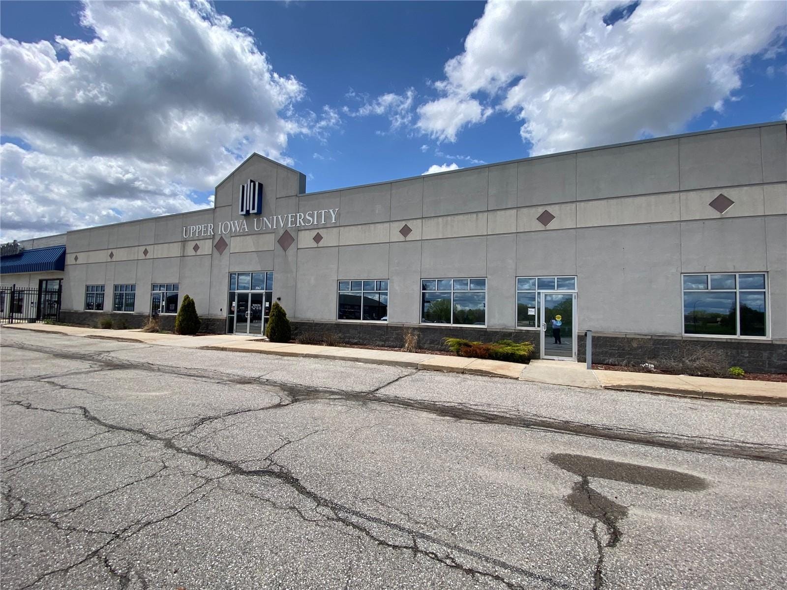 3555-3563 University Ave, Waterloo, IA for lease Building Photo- Image 1 of 4
