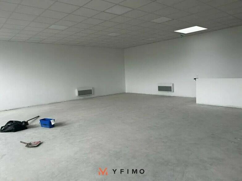 Office in Buchelay for lease - Interior Photo - Image 3 of 7