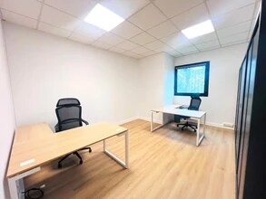 Office in Noisy-le-Roi for lease Interior Photo- Image 2 of 3