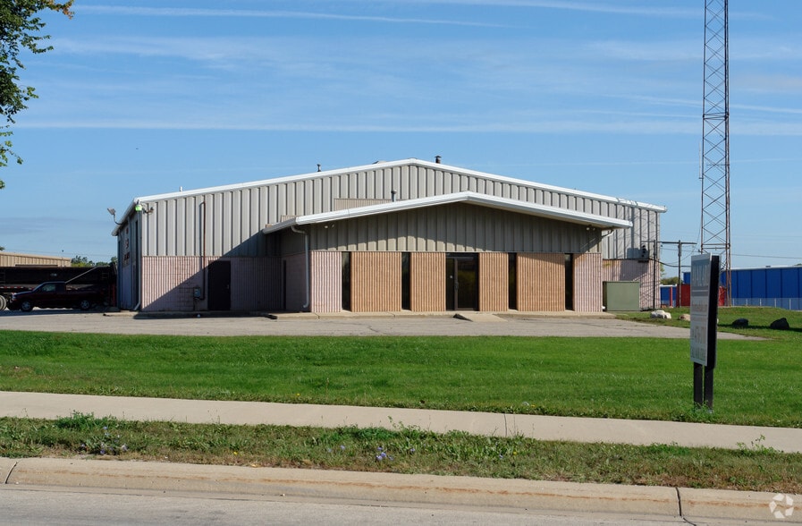 45390 Grand River Ave, Novi, MI for lease - Building Photo - Image 2 of 9