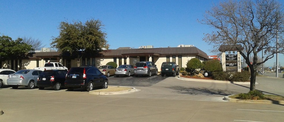 1615 Precinct Line Rd, Hurst, TX for lease - Building Photo - Image 3 of 17