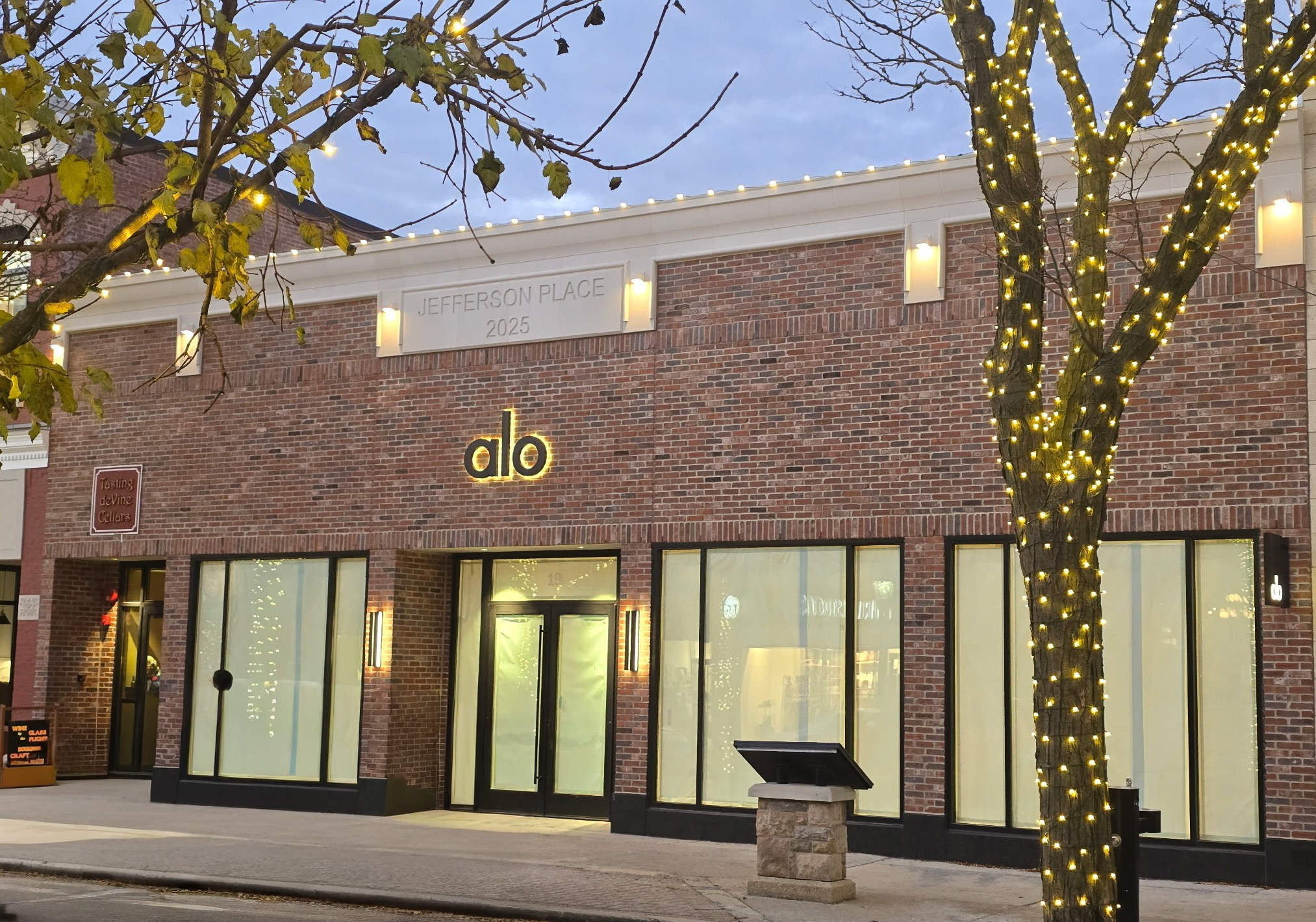 27 W Jefferson Ave, Naperville, IL for lease Building Photo- Image 1 of 5