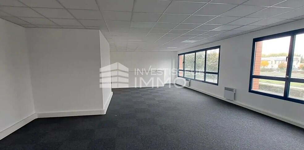 Flex in Lieusaint for lease - Interior Photo - Image 2 of 3