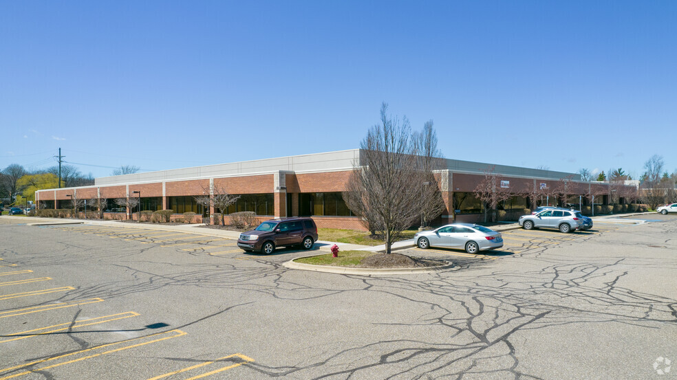 26800 Meadowbrook Rd, Novi, MI for lease - Building Photo - Image 2 of 6