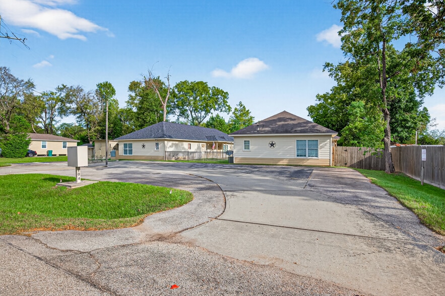 104 Longstreet Rd, Willis, TX for sale - Building Photo - Image 3 of 16