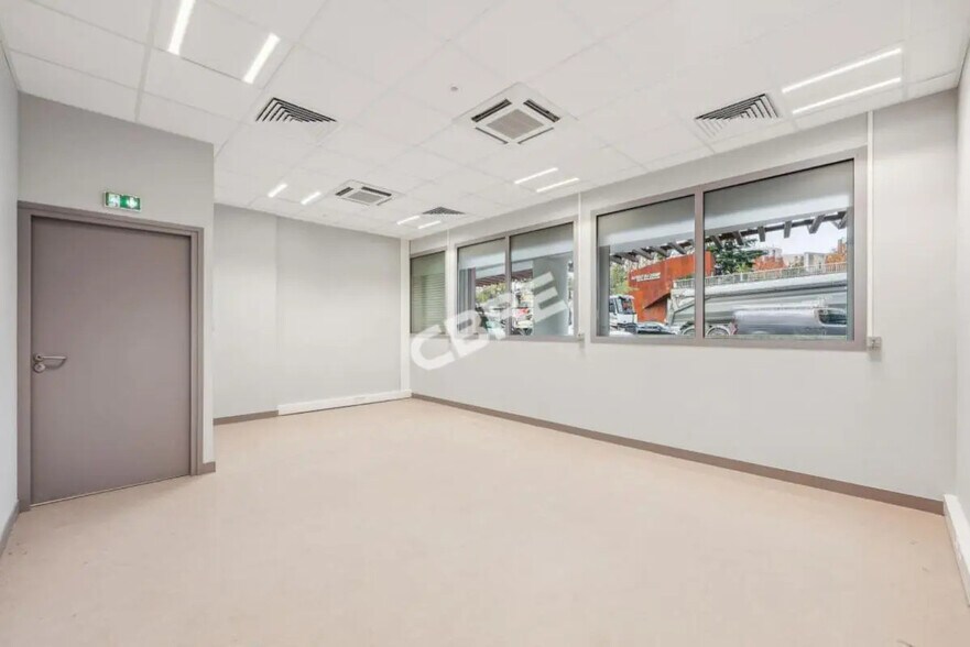 Flex in Paris for lease - Building Photo - Image 2 of 8