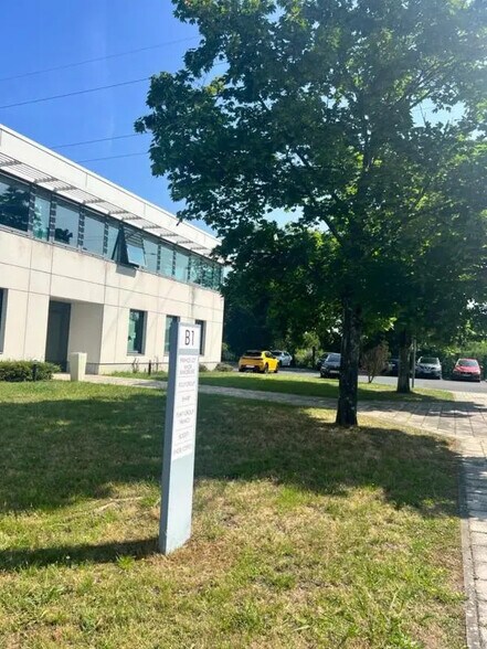 Office in Pessac for lease - Building Photo - Image 2 of 15